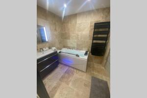 Villas Chez Bascans Corps de ferme renove avec jacuzzi et piscines 2 bassins : photos des chambres