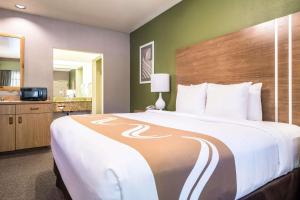 King Room - Non-Smoking room in Quality Inn & Suites Bainbridge Island
