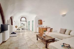 Superior Cave House with Indoor & Outdoor Hot Tub and Caldera View room in Santorini Mansion at Imerovigli
