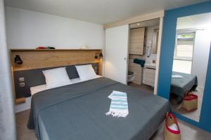 Hotels Camping Les Hautes Prairies : Mobil home KeyWest - 2 personnes, Draps tissus et serviettes fournis, TV et climatisation, terrasse couverte
