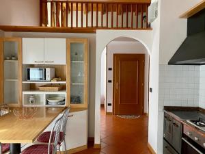 Apartamento de 2 niveles con 3 dormitorios y balcón