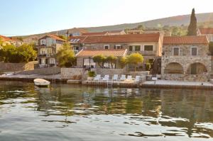 Leut Stone Residence