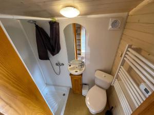 B&B / Chambres d'hotes Au Presbytere de Saigneville : Caravane 