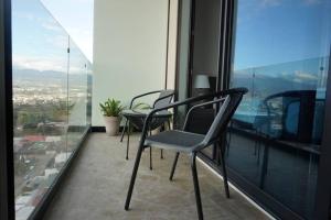 Amazing views SJO, Cozy, Equipped. 247 Concierge