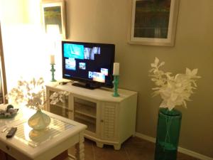 Elegant 1 Bedroom Condo With Swimming Pool Gym AccessIncluded In Convenient Fort Myers Location Near Golf Courses and Sanibel Island