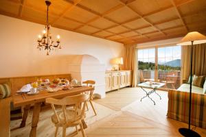 One-Bedroom Apartment with Balcony room in Hotel Lärchenhof Natur