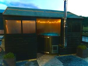 Trelaske Mill Cider Barn-with Hot Tub, Fire Pit BBQ