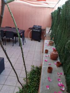 Appartements MAISON 100 M2, Terrasse 25 m2, Clim, 3 chbs avec tv, parking : photos des chambres