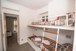 Two-Bedroom Apartment - Via Vico Chiuso Marina 4