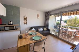 St-Raphaël - joli T1 au port de Santa-Lucia - climatisé