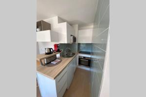 St-Raphaël - joli T1 au port de Santa-Lucia - climatisé