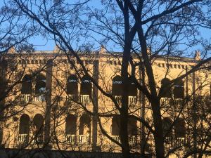 Duerme junto a la Plaza de Toros de Granada.