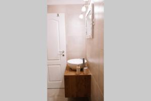 Fully renovated one bedroom apartment with a terrace - C