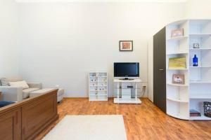 The quiet blue home in the city center!