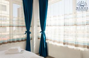 Astoria Apartment by Sunny Mamaia