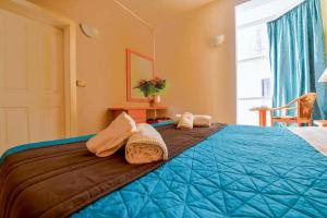 Deluxe Triple Room with Sea View room in La Playa Hotel