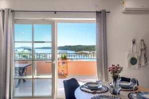 HANA Luxury apartment with sea view
