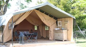 Tentes de luxe Les Toiles de La Tortillere tentes luxes safari lodge glamping insolite : Tente