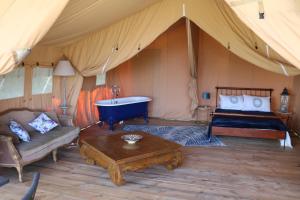 Tentes de luxe Les Toiles de La Tortillere tentes luxes safari lodge glamping insolite : Tente