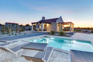 Stonehouse Milan - Miočic