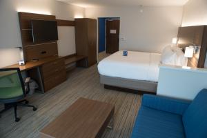 King Suite room in Holiday Inn Express & Suites - Mishawaka - South Bend an IHG Hotel