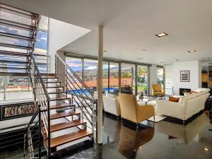 The White House - By LovelyStay