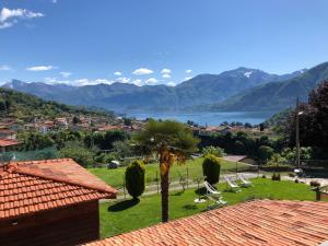Triple Room with Lake View room in B&B Garzola