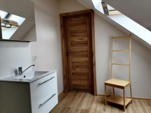 Apartament z pięknymi widokami około 900m do przejrzystego jeziora Choczewskiego Blisko morza