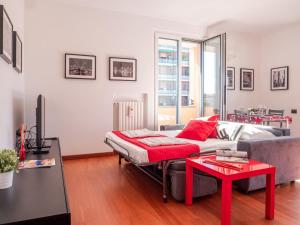 Bright one-bedroom apartment with terrace in Milan