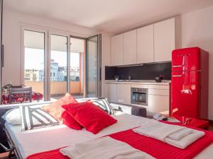 Bright one-bedroom apartment with terrace in Milan