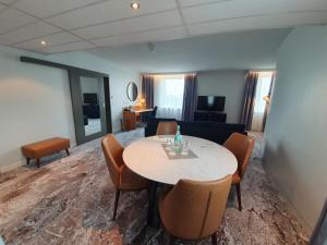 One-Bedroom King Suite with City View room in Hotel Dusseldorf Seestern