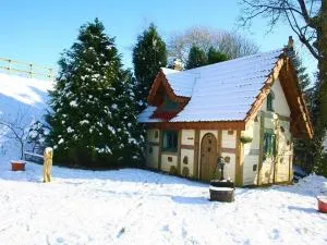 Snow Whites House - Farm Park Stay with Hot Tub - Bettws