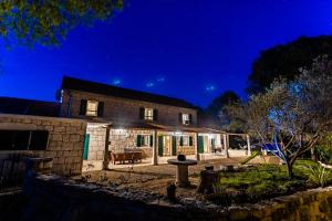 Charming stone house with private pool & jacuzzi - Holiday Home Vera 