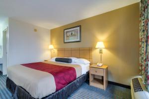 Econo Lodge Shorewood