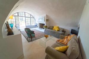 Maisons de vacances Stunning panoramic views and heated pool in Roussillon : photos des chambres