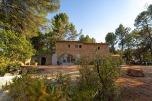 Maisons de vacances Stunning panoramic views and heated pool in Roussillon : photos des chambres