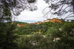 Maisons de vacances Stunning panoramic views and heated pool in Roussillon : photos des chambres