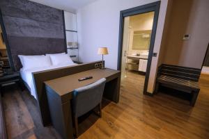 Deluxe Double Room with Extra Bed room in LD Sevilla