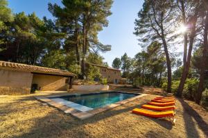 Maisons de vacances Stunning panoramic views and heated pool in Roussillon : photos des chambres