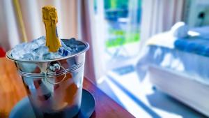 Exquisite Pont de Val Riverside Escape Apartment