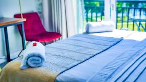 Exquisite Pont de Val Riverside Escape Apartment