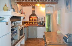 Maisons de vacances Awesome Home In Grans With Kitchen : photos des chambres