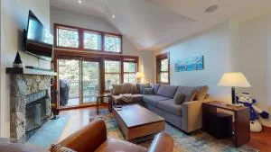 2BR Treeline Townhome - Dog Friendly, Ski-in Access, Private Patio - Harmony Whistler - Lillooet