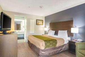King Room - Non-Smoking room in SureStay Hotel by Best Western Brunswick