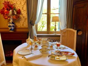 B&B / Chambres d'hotes Demeure Saint Louis Historic manor, City 700m, parking,A C,Clim,WIFI, heated pool, city view : photos des chambres