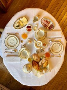 B&B / Chambres d'hotes Demeure Saint Louis Historic manor, City 700m, parking,A C,Clim,WIFI, heated pool, city view : photos des chambres