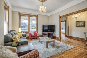 Family Room room in 4BR Whimsical Boutique Unique Chic Downtown OCC