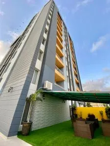 ZAHA Vacation Home 3 - Elegant & Spacious 2 br family apt, Shahrah e Faisal - Karachi