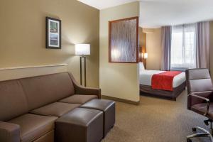 King Suite room in Comfort Suites Eugene