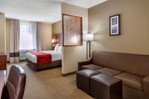 King Suite with Mountain View room in Comfort Suites Eugene